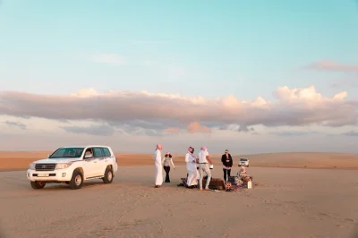 Découvrez le désert de doha en 4x4 privé, balade à dos de chameau, dégustation de gahwa lors d’un pique-nique keshta traditionnel au bord de la mer intérieure. prise en charge incluse.