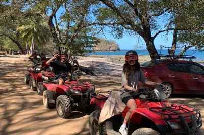 Vive la aventura en tamarindo con un tour en atv por playas como playa piratas, minas y puerto viejo. incluye guía, agua embotellada y regreso con duchas disponibles.