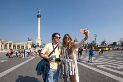 Erlebe budapest hautnah bei einer 3-stündigen tour – schlendere durchs burgviertel, überquere die donau und entdecke den heldenplatz mit einem lokalen guide. klimatisiertes fahrzeug inklusive.