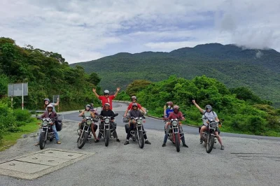 Entdecke die marble mountains, erlebe die legendäre hai van pass strecke, schwimme an einem versteckten wasserfall und genieße ein mittagessen mit einheimischen. inklusive motorrad, guide & eintritt