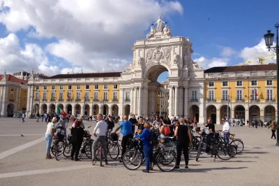 Descubra lisboa em um tour guiado de e-bike por parques, mercados e praças históricas. inclui e-bike, capacete e guia local—subidas suaves e a verdadeira vida da cidade.