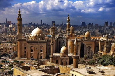 Découvrez le caire ancien entre églises, mosquées et bazars animés. transfert hôtel, billets d’entrée et déjeuner typique inclus pour une immersion complète.