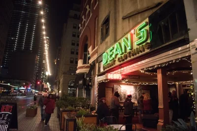 Erlebe houstons düstere geschichte bei einem rundgang durch die innenstadt mit spannenden geistergeschichten, stopps in historischen bars und einem lokalen guide – inklusive bis zu vier barbesuchen