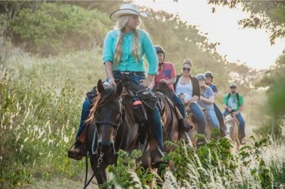 Descubre la magia del north shore en oahu con un paseo a caballo al atardecer, recorriendo senderos entre bosques y vistas al mar, acompañado por un guía local. casco y estacionamiento gratis inclui