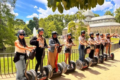 Descubre el parque del retiro en madrid en segway, pasando por el palacio de cristal, el lago principal y estatuas secretas. incluye casco, entrenamiento y ropa para la lluvia.