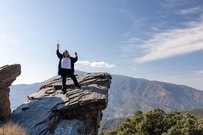Scopri i borghi bianchi dell’alpujarra partendo da granada, passeggia per vicoli tortuosi, assapora sapori locali e goditi viste mozzafiato sulle montagne con una guida esperta.