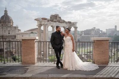Erlebe rom wie ein einheimischer mit einer privaten fotosession am kolosseum, forum romanum & pantheon. inklusive 40 bearbeiteter bilder, flying-dress- oder fiat500-optionen und lokalem fotografen.