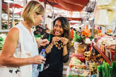 Follow a local through kuala lumpur’s chinatown, taste 10 real street foods, see sri mahamariamman temple, and get private foodie insights. vegetarian options included.