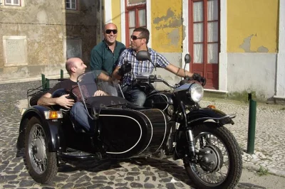 Sinta a energia de lisboa em um sidecar—explore as ruas de alfama, a torre de belém e a lx factory com um guia local. capacete, capa de chuva e pickup flexível inclusos.