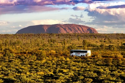 Viaja de alice springs a uluru en un coach con aire acondicionado, acompañado de un guía local que comparte historias y una parada para fotos en mount conner. incluye recogida en hotel.