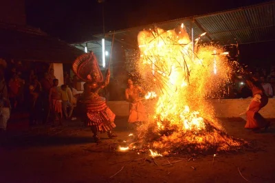Vivencie performances autênticas de theyyam no norte de kerala com um guia local. inclui transporte privado, busca no hotel e acesso exclusivo ao festival. reserve já essa experiência cultural úni