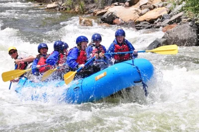Erlebe den nervenkitzel beim einsteiger wildwasser-rafting auf colorados clear creek, gleite vorbei an alten goldgräberrelikten und genieße familienfreundliche stromschnellen – ausrüstung inklusi