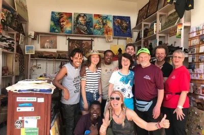 Scopri il lato artistico di moshi con un tour guidato, laboratori creativi e una passeggiata gratuita per il centro. prenota ora per un’esperienza autentica e locale.