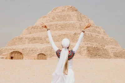 Découvrez les pyramides de gizeh, saqqara et memphis lors d’une excursion privée au départ du caire, avec guide égyptologue, prise en charge à l’hôtel et déjeuner local inclus.