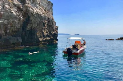Elafiti, isole vicine a dubrovnik: tour privato in barca con tuffi nelle grotte, visite ai villaggi e pranzo tipico. include pick-up, bevande e attrezzatura snorkeling.