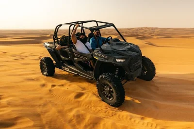 Erlebe die dubai wüste mit einem 1000cc dune buggy, sandboarding, kamelritt und live-show im beduinenlager. inkl. hoteltransfer und bbq-abendessen.