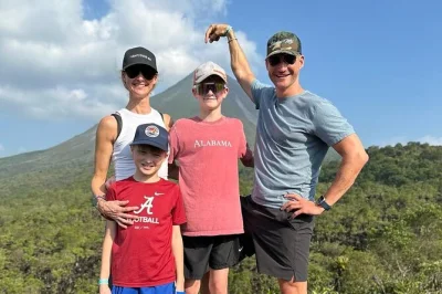Vivi la foresta pluviale dall’alto sui ponti sospesi, nuota sotto la cascata di la fortuna e cammina sul vulcano arenal, con pranzo in fattoria e trasferimento dall’hotel inclusi.