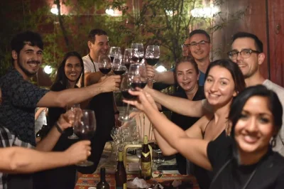 Vivi una serata a buenos aires grigliando carne, sorseggiando malbec e imparando i segreti dell’asado da un vero maestro della griglia. cena, vino e bbq pratico inclusi.