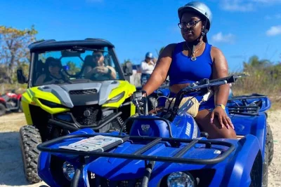Sinta a brisa da ilha em um passeio guiado de utv & atv saindo de philipsburg, explorando os lados francês e holandês, nadando nas praias e alimentando iguanas. equipamento e guia inclusos.
