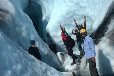 Descubre el glaciar matanuska con una caminata guiada desde anchorage, incluye transporte, equipo y paradas locales. reserva ya esta aventura auténtica en alaska.