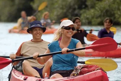 Descubra o lado selvagem de kauai: caiaque no rio hule‘ia, trilha até cachoeiras escondidas, banho em piscinas naturais e volta de canoa tradicional. guia experiente e equipamentos inclusos.