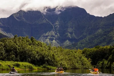 Descubra o rio hanalei de caiaque, explore a baía de hanalei com snorkel entre peixes tropicais e aproveite um almoço leve. equipamento, lanches e guia local inclusos.