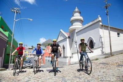 Recorre en bici las calles vibrantes de cape town, desde los colores de bo-kaap hasta los jardines de greenpoint, acompañado por un guía local. incluye bici, casco y muchas historias en el camino.