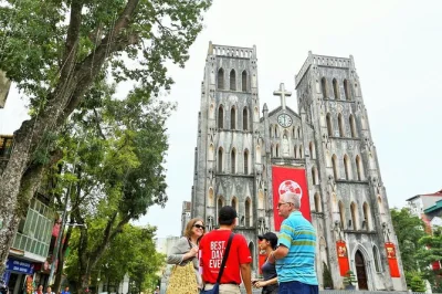 Explore o coração de hanoi com um tour matinal pelo templo da literatura, prisão hoa lo, catedral de são josé, chá à beira do lago e uma autêntica tigela de pho. inclui traslado.