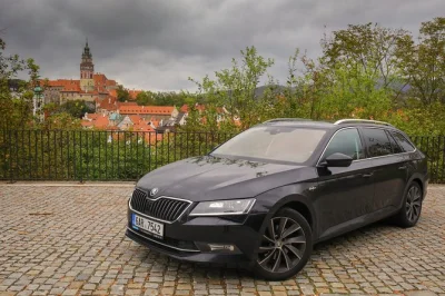 Llega a praga sin estrés con traslado privado, conductor que habla inglés, seguimiento en vivo del vuelo y sin cargos extra por demoras. incluye agua embotellada.