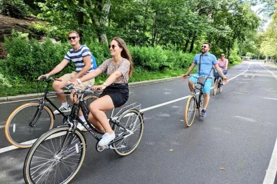 Sinta a energia de central park em um tour guiado de bike. conheça locações de filmes, pontos famosos e o memorial de john lennon. bicicletas, capacetes e guia local incluídos.