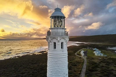 Scopri il fascino selvaggio dell’australia al faro di cape leeuwin. salita guidata, racconti di naufragi e visita alla storica casa del guardiano. ingresso e guida inclusi.