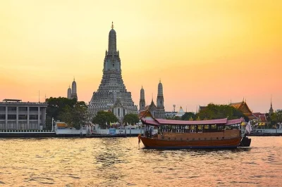 Disfruta un menú tailandés en un antiguo barco de arroz restaurado en bangkok, con canapés antes del crucero, vistas al gran palacio y wat arun, y refrescos incluidos.