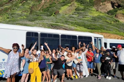 Découvrez oahu en circuit guidé : nagez avec les tortues sauvages, goûtez aux noix de macadamia fraîches et profitez d’un transfert depuis les hôtels de waikiki.