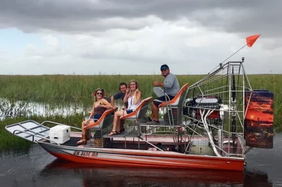 Explore os everglades em um passeio de airboat com grupo pequeno e capitão certificado. veja jacarés, aves e plantas nativas de perto. inclui bebidas e equipamentos.