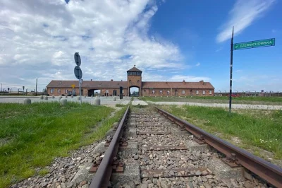 Sal temprano desde krakovia para un tour guiado por auschwitz birkenau y la mina de sal de wieliczka, con recogida en hotel, entradas y transporte incluidos.