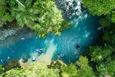 Erlebe das tubing im rio celeste, gleite durch den lebendigen dschungel und genieße snacks am flussufer. inklusive ausrüstung, handtücher und ein lokaler guide für entspannten spaß.