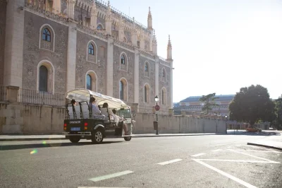 Descubre madrid en un tuk tuk eléctrico privado: palacio real, museo del prado y fuente de cibeles. recorre los iconos de la ciudad en solo 60 minutos con recogida incluida.