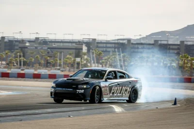 Sinta a adrenalina em las vegas pilotando ao lado de um profissional no dodge hellcat srt. inclui capacete, 2 voltas e acesso à pista—reserve já sua dose de emoção.
