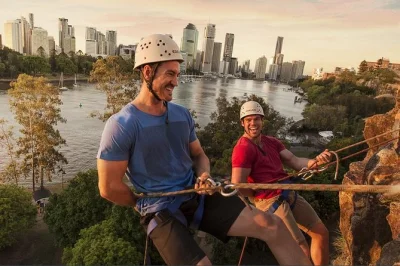 Erlebe das abenteuer am kangaroo point in brisbane: abseilen mit erfahrenen guides und kompletter ausrüstung – sicher und unvergesslich.