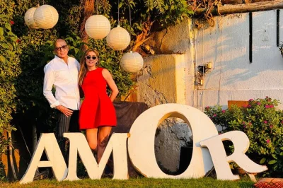 Scopri il nilo al cairo con una crociera privata in feluca, pranzo o cena egiziana inclusi, dessert e bevande. con transfer dall’hotel e guida locale, un momento di relax sul fiume.