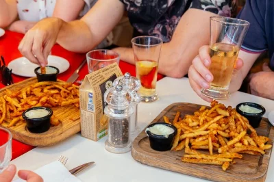 Descubre la gastronomía de dublín con un local, probando fudge, sidra y más. tour privado a pie con 10 paradas, puntos clave de la ciudad y opciones para todas las dietas.