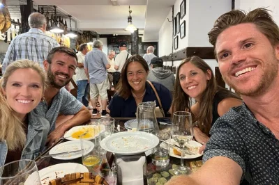 Descubre la parte vieja de san sebastián, prueba cinco pintxos top con sus bebidas y disfruta de historias vascas contadas por un guía local. incluye paradas en bares y toda la comida.