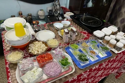 Explorez mumbai, ses monuments emblématiques et apprenez à cuisiner des plats indiens authentiques chez l’habitant. transfert hôtel, transport climatisé et guide expert inclus. réservez vite.