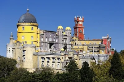 Explore os palácios e castelos de sintra em um tour privado de meio dia. visite o palácio da pena, palácio nacional, castelo dos mouros e muito mais com insights locais.