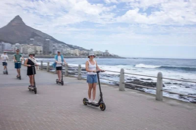 Descubre los senderos de fynbos en ciudad del cabo, explora lion’s head y table mountain, y disfruta un paseo en e-scooter por el malecón de sea point. snacks incluidos.