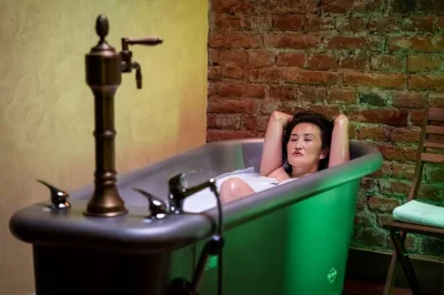 Relájate en praga con un baño privado de vino, prosecco y acceso exclusivo a la cueva de sal más grande de la ciudad. reserva ya una escapada wellness única con todo incluido.
