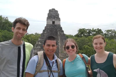 Descubre tikal al atardecer con un tour de fotografía, vida salvaje y relatos de un guía bilingüe. incluye recogida flexible y almuerzo.