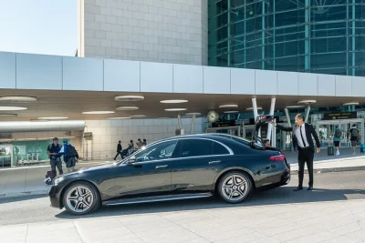 Saia de lisboa sem estresse com transfer privado ao aeroporto. motoristas locais simpáticos, wifi grátis, água mineral e atendimento 24h. reserve e viaje tranquilo.