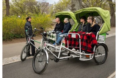 Explore as cenas famosas de filmes em central park de pedicab, com guia local contando curiosidades, paradas para fotos e histórias dos bastidores. narração ao vivo incluída.