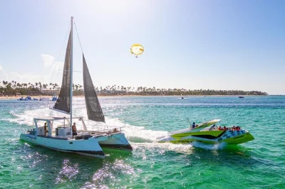 Vivi l’emozione del parasailing e scopri le acque cristalline di punta cana con una vivace crociera in catamarano con open bar, musica e trasferimento dall’hotel incluso.